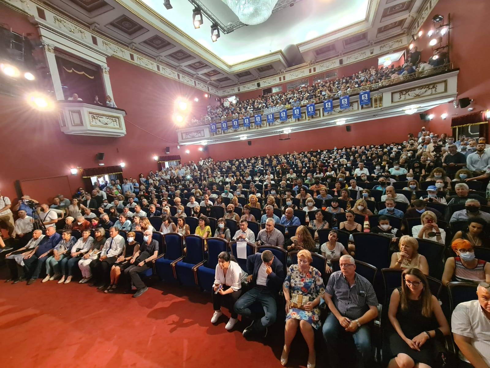Препълнената зала в Пловдив